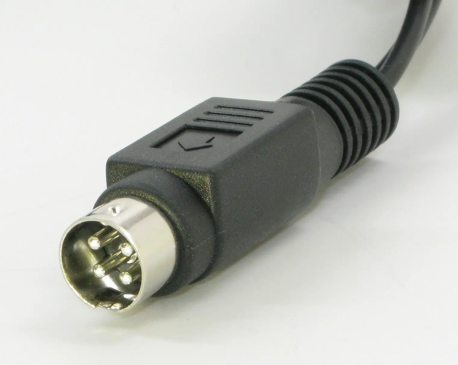 Moulés équivalents aux fiches « Snap and lock » ou « power DIN » disponibles pour les câbles AWG # 22- # 14 pour les connexions de sortie d'alimentation ou les applications de faisceaux de câbles 
