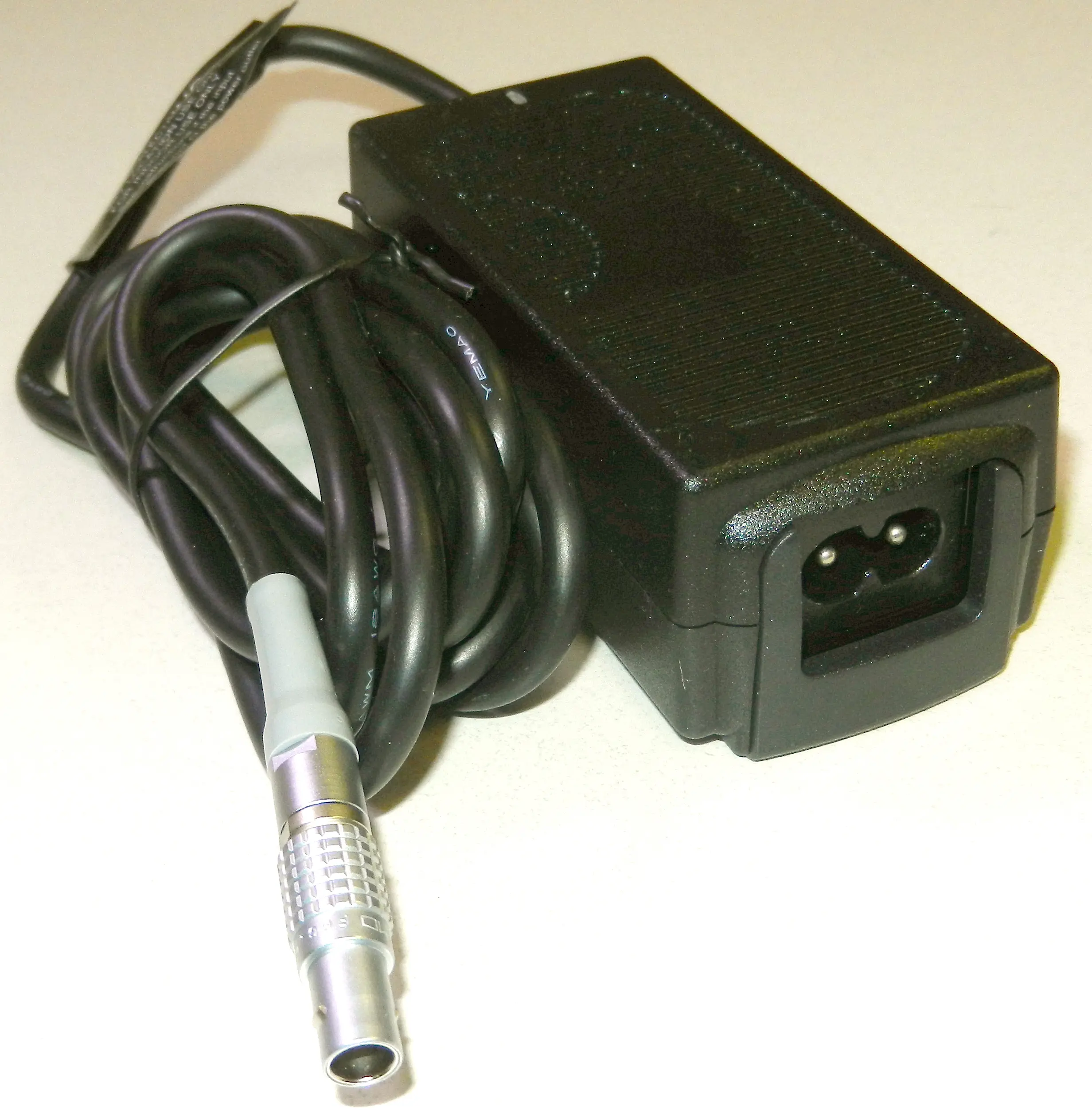 GlobTek propose des alimentations et des assemblages de câbles avec un connecteur à 5 broches, Lemo P/N FGG.0B.305.CLAD52.Z avec relief en courbe P/N GMA.0B.045.DG ou équivalent, PN LEM5E/C18345
